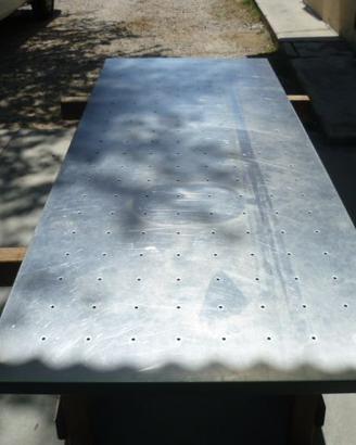 Piano in acciaio inox (traforato).