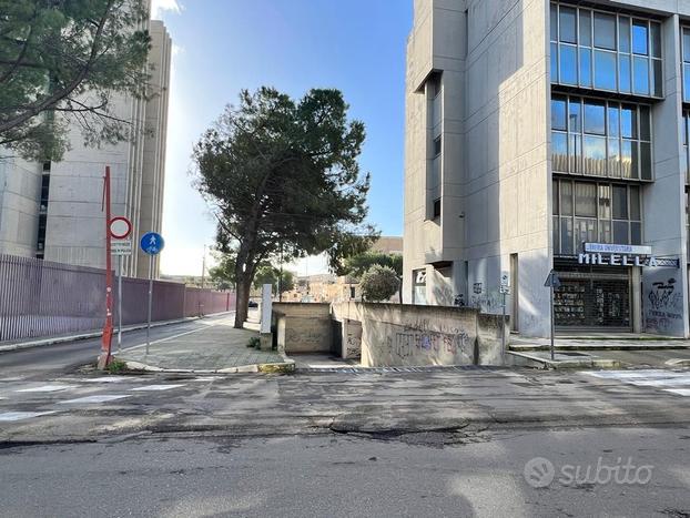 Box auto/moto vicino tribunale lecce