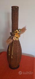vaso in ferro battuto e rattan 