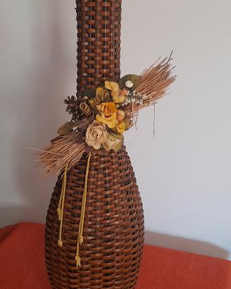 vaso in ferro battuto e rattan 