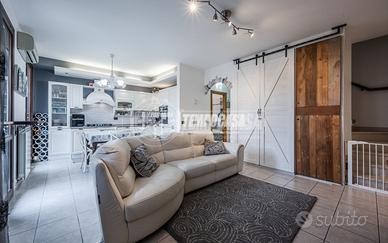 Villetta a schiera, giardino su due lati e Garage