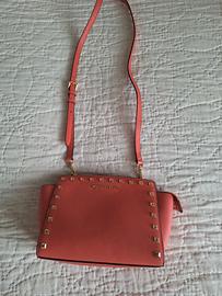 Borsa Michael Kors color corallo modello SelmaStud