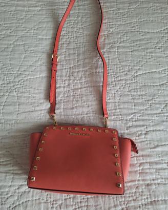 Borsa Michael Kors color corallo modello SelmaStud