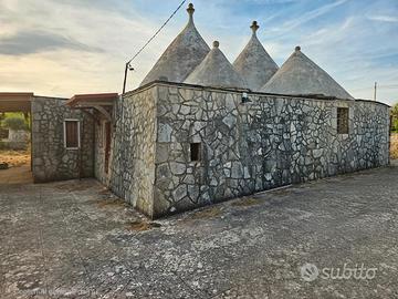Composizione di trulli con lamie e terreno