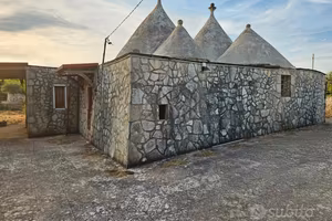 Composizione di trulli con lamie e terreno