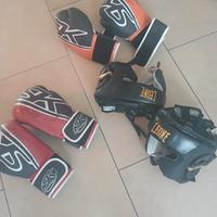 guanti e caschetti da boxe