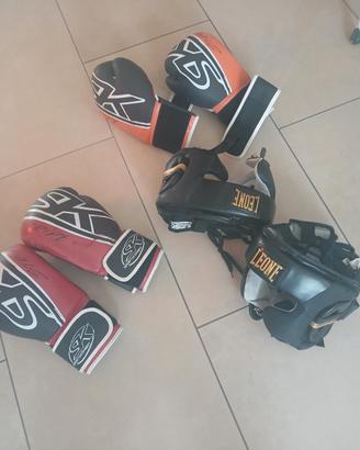 guanti e caschetti da boxe