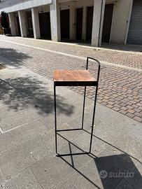 Sgabello artigianale  in ferro con seduta il legno