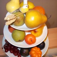 Portafrutta fruttiera con frutti artificiali.