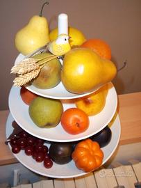 Portafrutta fruttiera con frutti artificiali.