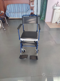 Sedia rotelle con comoda
