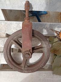 antica carrucola puleggia ferro battuto firmata 