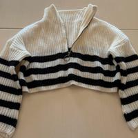 Maglione crop a righe bianche e nere
