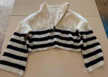 Maglione crop a righe bianche e nere