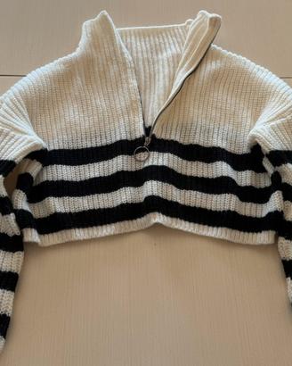 Maglione crop a righe bianche e nere