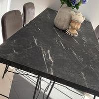 Tavolo penisola con sgabelli