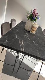 Tavolo penisola con sgabelli