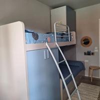 Letti a soppalco con armadi per camera bambini