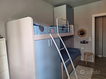 Letti a soppalco con armadi per camera bambini