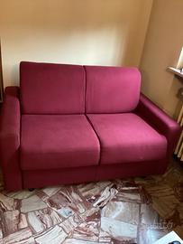 Divano Lineare Compatto – Tessuto Rosso Bordeaux