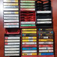 Lotto 57 musicassette con 4 porta musicassette
