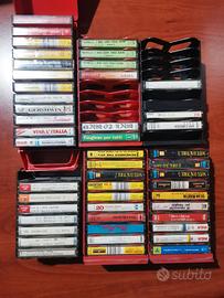 Lotto 57 musicassette con 4 porta musicassette