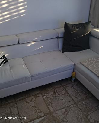 divano bianco in ecopelle 