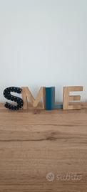 scritta "SMILE".