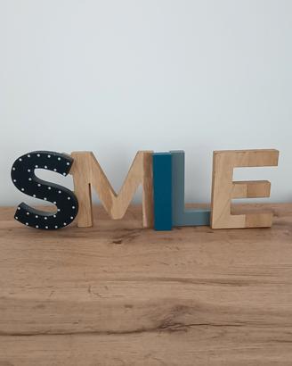 scritta "SMILE".