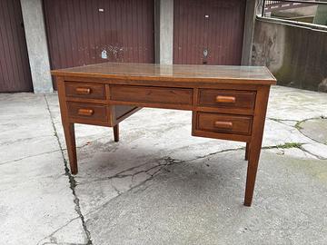 Scrivania in legno con vetro 140x80 – ufficio/stud