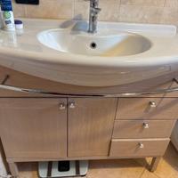 Mobile bagno completo di lavandino e miscelatore