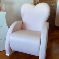 Poltrona a dondolo in ecopelle rosa cipria