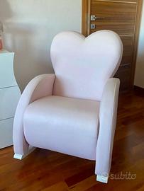 Poltrona a dondolo in ecopelle rosa cipria