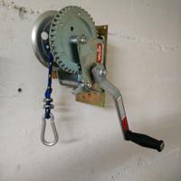 Verricello manuale con freno.