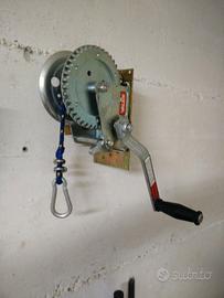Verricello manuale con freno.