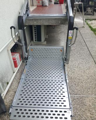 pedana elettroidraulica per accesso del disabile
