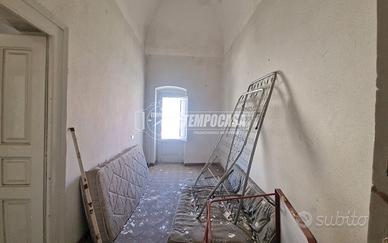 Una casa storica, di 80 mq, da ristrutturare compl