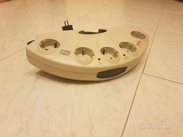 Multipresa APC con salvataggio di sovraccarico
