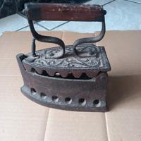 Antico ferro da stiro a carbone