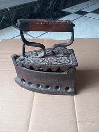 Antico ferro da stiro a carbone