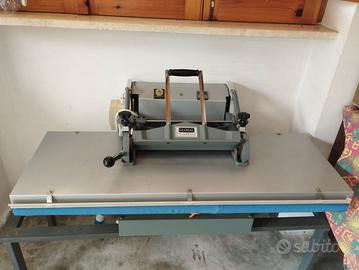 Pressa per adesivazione abbigliamento