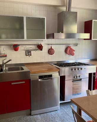 Cucina Euromobil e tavolo allungabile con sedie