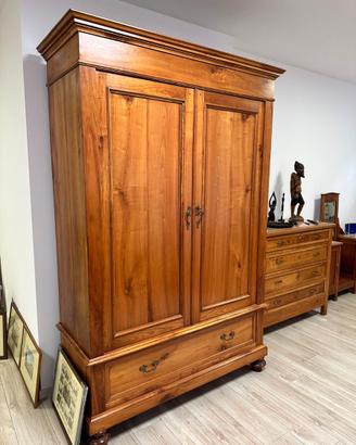 Armadio d'antiquariato in legno di ciliegio