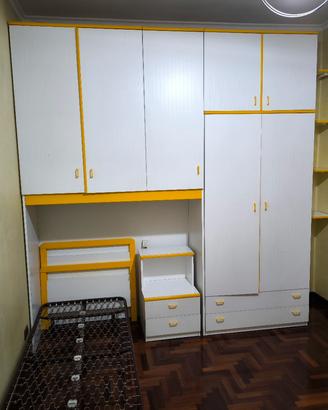 Cameretta con armadio, letto e scrivania 