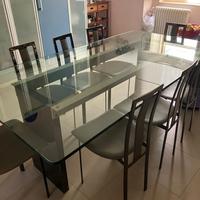 Tavolo da cucina con 8 sedie.