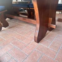 Tavolo con 4 panche e cuscini