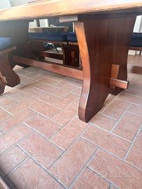 Tavolo con 4 panche e cuscini