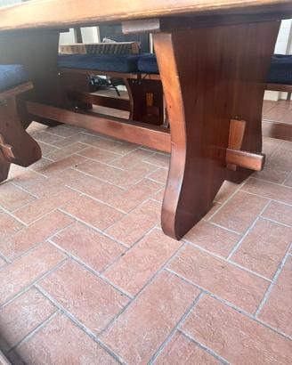 Tavolo con 4 panche e cuscini