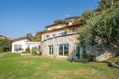 Villa di 443 m² con più di 5 locali e posto auto a