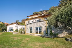 Villa di 443 m² con più di 5 locali e posto auto a